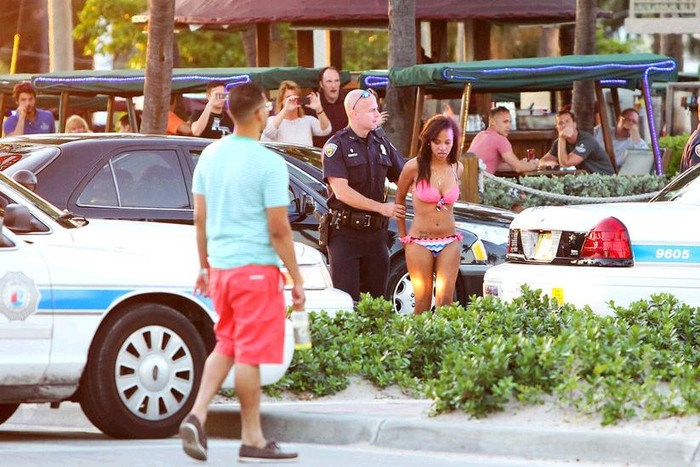 Cảnh sát đã kịp còng tay những kẻ tình nghi tại vụ nổ súng cạnh địa điểm quay MV của Jennifer Lopez.